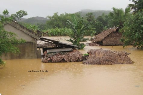 Nhiều nhà dân đã sập, đổ chìm trong nước lũ